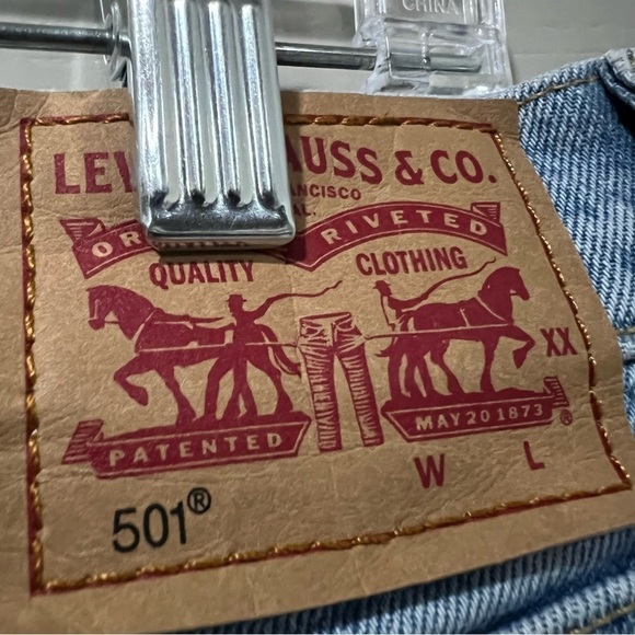 Levi 501 Women’s 30 Light Wash Skinny Filiforme Button Fly Denim Jeans Y - Picture 8 of 10